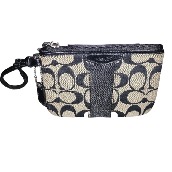 Coach Wristlet With Hang Tag EUC - Picture 1 of 3